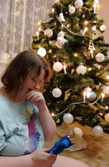 и смеётся, и плачет от счастья