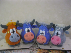 БЫЧОК-ТОЛСТЯЧОК от Елены Беловой (2020)<br />Навязала таких очень много, ушли на Новый год в подарки.