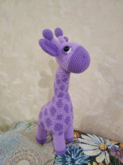 Поэтому, когда я решила связать 2-го Жирафика для себя, я сначала села и рассчитала игрушку с пятнышками, а потом начала вязать.