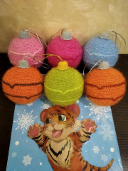 В 2021-м навязала много новогодних шариков на ёлку, и раздарила родственникам.<br />Ниточки YarnArt CHRISTMAS и adelia BRILLIANT, основа - пенопластовые шарики.<br />Придумала сама, времени на что-то серьёзное уже не оставалось