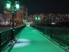 Мост в парк, на нем светится арка, её включают только зимой