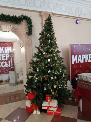 Это мы на рукодельную ярмарку сегодня ходили, там стоит такая ёлочка)