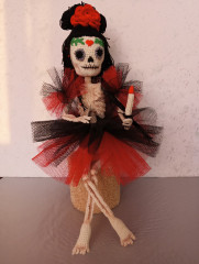 IMG20240105160246.jpg (195.5 КБ) 5723 просмотра «SANTA MUERTE» по мк Юлии Мязиной, связана из ярнарт виолет, кр 1 кловер, рост получился чуть больше 30 см