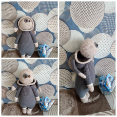 PhotoCollage_1704525259114.jpg (405.84 КБ) 5694 просмотра Что это за зверь не знаю)) но мне нравится. Вязался ооочень давно)) называем его просто - Гуманоид))