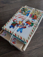 20241129_105335.jpg (240.09 КБ) 3778 просмотров А под открыткой какие-то модные конфеты с хозяйкой Медной горы (перед глазами книга из детства "Малахитовая шкатулка")