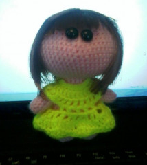 девочка.jpg (65.12 КБ) 5503 просмотра Я, к сожалению, не помню автора, Но Огромное ему спасибо за описание! На этой кукле тренировалась делать волосы из атласной ленты.