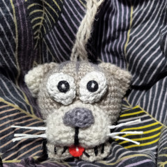 1766497697646.jpg (295.35 КБ) 1103 просмотра Мой шарик на ёлку - котик. Вязала в онлайне с мастером Наталья Балык. МК доступный и классный