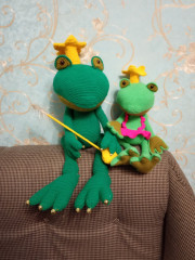 IMG_20190830_233838.jpg (241.71 КБ) 195 просмотров когда то давно, году так в 2020 вязала лягушек на заказ, уехали на дальний восток