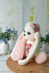 IMG_20240428_121800-01.jpeg (152.58 КБ) 1129 просмотров Зайка Мелисса по мк Т. Белоусовой. Спицы.