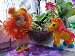 IMG_20220226_113833.jpg (177.41 КБ) 4817 просмотров Вот такая малышка у меня получилась, а лошадку успела связать в марафоне в инстаграм