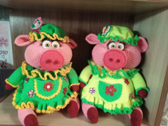 IMG_20210214_213223.jpg (222.6 КБ) 4900 просмотров Эти очаровательные хрюши связаны по мк моей самой любимой рукодельницы Елены Беловой. Это не просто игрушка, это - копилка. Внутри банка, а денежки закидывать в ротик)