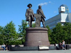 Памятник_Татищеву_и_де_Геннину_(Екатеринбург).jpg