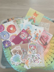 тотошк.jpg (192.81 КБ) 2604 просмотра куча открыток и оформлялок..а еще есть конверт с собранным Наташей набором для создания самодельной открыточки..даже задник-разлиновка прилагается...