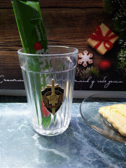 IMG_20231213_152751.jpg (267.32 КБ) 5138 просмотров Залить нужно 200мл горячей или холодной воды. А у меня только такая тара больше 200мл, у мужа позаимствовала, любит он этот стакан, да и видно будет содержимое.