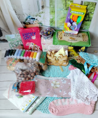 IMG20240614150817.jpg (332.27 КБ) 8375 просмотров Сегодня и я похвастаюсь своим подарком. Получила его ещё вчера. Но отфотать все смогла только сегодня.<br />Посылочка мне пришла из Пензенской обл. от @Nissan<br />Жанна, огромное, огромное спасибо за такой шикарный подарок! Столько всего! Никак не могла все уместить в одном фото. Сфотографировала, читаю отчеты девочек. И понимаю, что у меня тоже конфетки лежат в холодильнике. Вчера убрала, так как они подтаяли от жары. Так что на общем фото их нет, сфотографировала отдельно. <br />Но начнём по порядку.