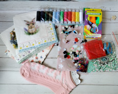 IMG20240614150146.jpg (309.11 КБ) 8375 просмотров Ох, сколько же приятностей получено от Жанны. Здесь и салфеточки для декупажа, тканюшки, кружево и лента, ниточки, глазки, носики, пуговки и стразики. А еще текстовыделители и нарядные носочки