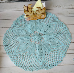 IMG20240614145210.jpg (470.08 КБ) 8375 просмотров А сколько красоты навязала Жанна. Салфетки, тканевые с обвязкой крышечки на баночки. Это что-то невероятное. Да, ещё и салфетница в виде пары голубей. Просто прелесть!