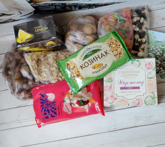 IMG20240614145917.jpg (337.97 КБ) 8375 просмотров Ну и конечно же, сладости. Впрочем, не только сладости. Три вида орех, цукаты из фруктов, козинаки, пастила и мармелад.